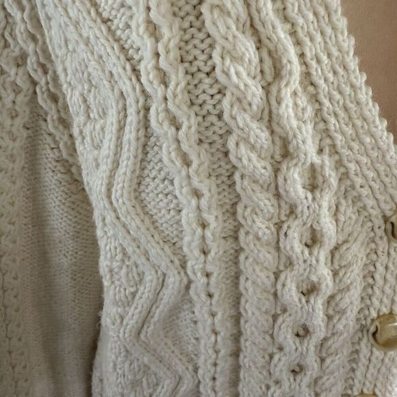 Handknit SZ M Womens Ivory Chunky Cable Knit Fisherman Wool Cardigan Grandmacore - Picture 4 of 15